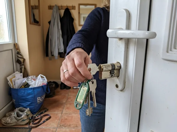Protruding euro cylinder vulnerable to lock snapping