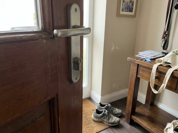 Undamaged front door lock after non-destructive entry