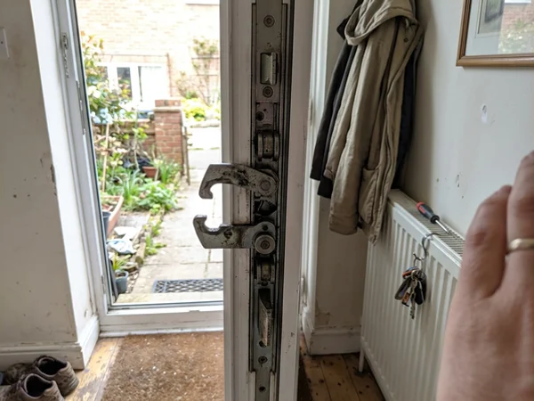 Multi-point mechanism hooks and rollers exposed
